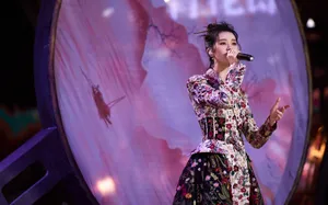郁可唯印花裙唯美古风图片_7