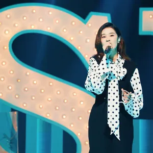 郁可唯波点裙优雅舞台照图片_5