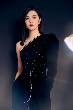 郁可唯斜肩礼服性感写真图片_6