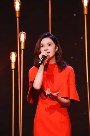 郁可唯红裙优雅魅力舞台照图片_3