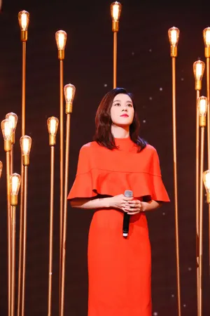 郁可唯红裙优雅魅力舞台照图片_4