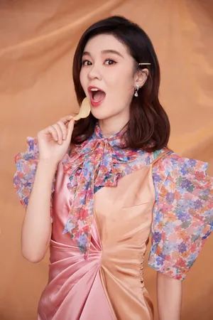 郁可唯彩裙性感靓丽图片_4