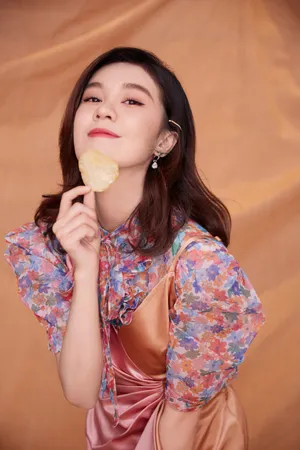 郁可唯彩裙性感靓丽图片_5