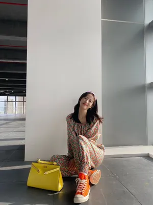 周雨彤印花套装写真图片