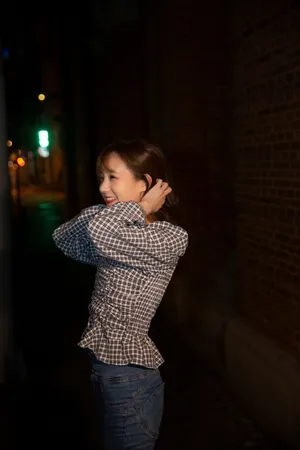 李一桐格子上衣夜拍图片_2