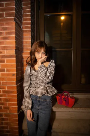 李一桐格子上衣夜拍图片_3