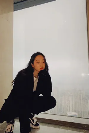 蒋梦婕黑色西装写真图片_5