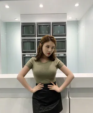 徐冬冬黑色皮裙性感自拍图片_3