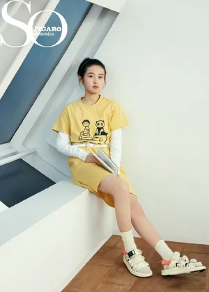张子枫休闲时尚封面写真图片_1