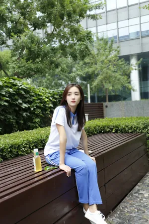 孙嘉琪清甜校服照写真图片