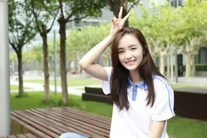 孙嘉琪清甜校服照写真图片_2