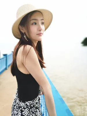 孙嘉琪清凉海边写真图片
