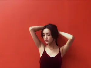 孙嘉琪吊带红裙性感写真图片_1