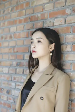 孙嘉琪干练西装写真图片_1