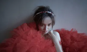 施诗红色纱裙美艳写真图片_3