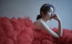 施诗红色纱裙美艳写真图片_4