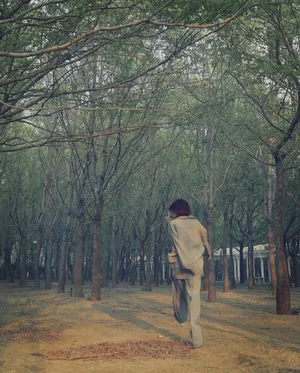 田沅林中随性洒脱写真图片_2