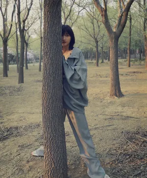 田沅林中随性洒脱写真图片_9