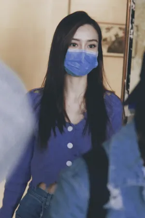 angelababy黑长直机场性感私服图片