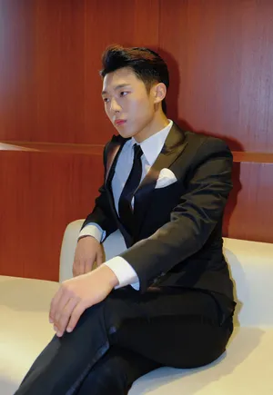 高嘉朗黑色西服帅气图片_4