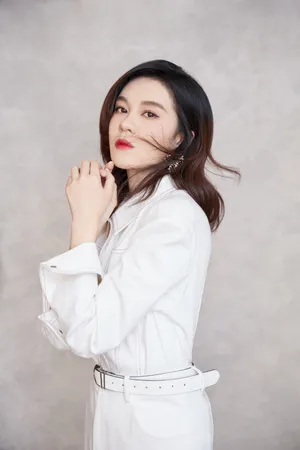 郁可唯白裙优雅写真图片_1