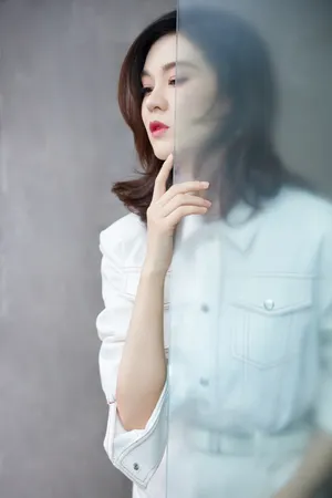 郁可唯白裙优雅写真图片_3