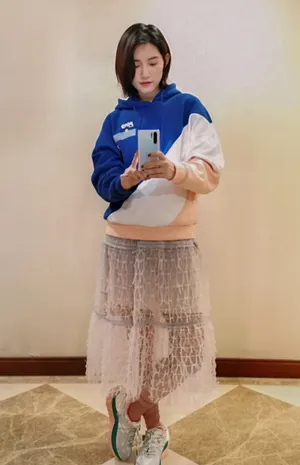 苏青卫衣清爽甜酷自拍图片_1