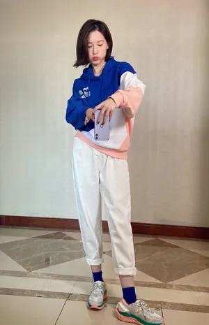 苏青卫衣清爽甜酷自拍图片_4
