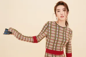 李凯馨格子裙性感写真图片