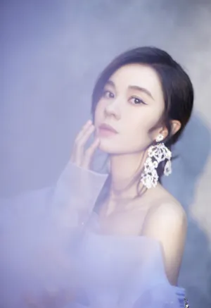 郁可唯紫色纱裙唯美写真图片