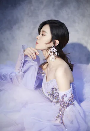 郁可唯紫色纱裙唯美写真图片