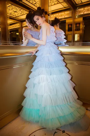 郁可唯吊带裙性感优雅写真图片_3