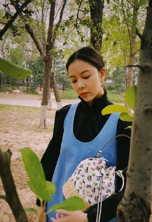宋妍霏森系户外写真图片