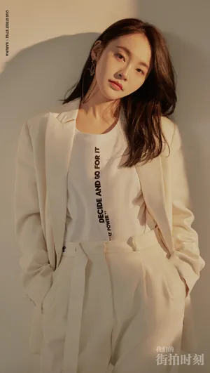 张佳宁白色西服干练写真图片_2