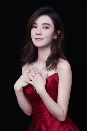 郁可唯红色抹胸裙性感写真图片