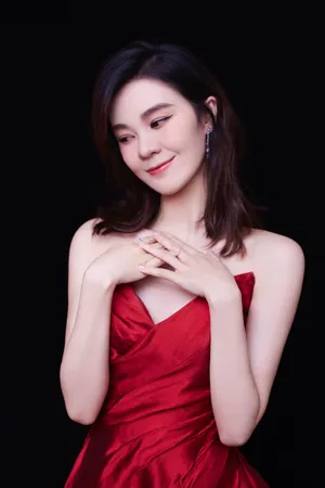 郁可唯红色抹胸裙性感写真图片_2