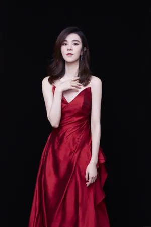 郁可唯红色抹胸裙性感写真图片_3
