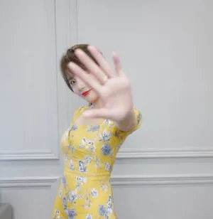 张嘉倪花裙性感写真图片
