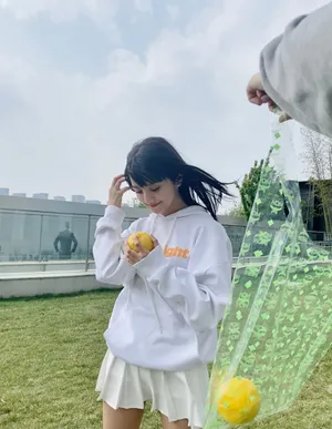 厉嘉琪白色短裙甜美写真图片