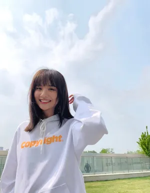 厉嘉琪白色短裙甜美写真图片_2