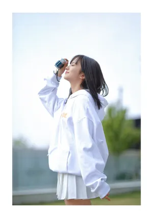 厉嘉琪白色短裙甜美写真图片_4