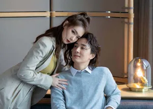 戚薇高马尾西装冷艳写真图片_5