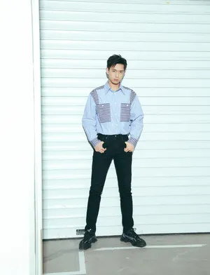 李现条纹衬衫清爽写真图片