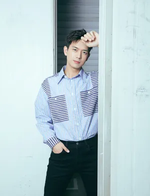 李现条纹衬衫清爽写真图片_3