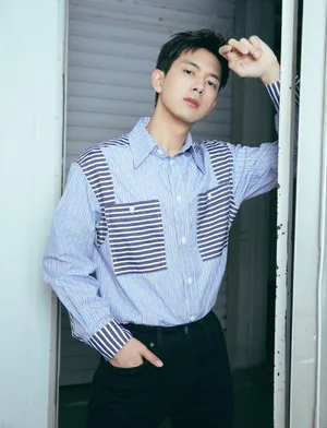 李现条纹衬衫清爽写真图片_5