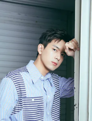 李现条纹衬衫清爽写真图片_8