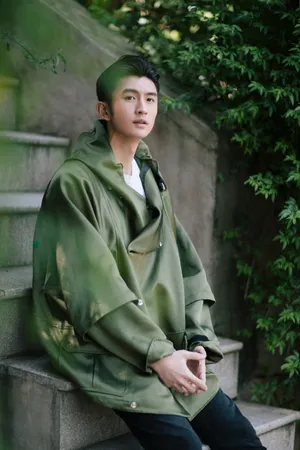 张云龙墨绿色清爽休闲写真图片_1