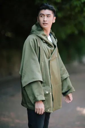 张云龙墨绿色清爽休闲写真图片