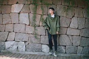 张云龙墨绿色清爽休闲写真图片_3