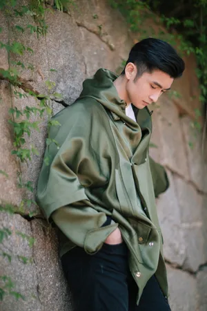 张云龙墨绿色清爽休闲写真图片_4